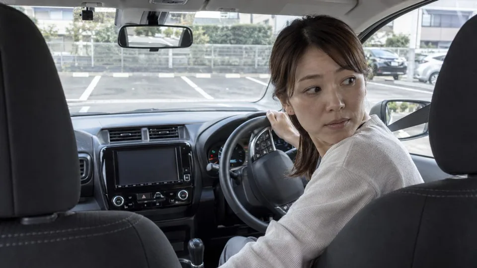 駐車場で車庫入れを練習するペーパードライバー講習