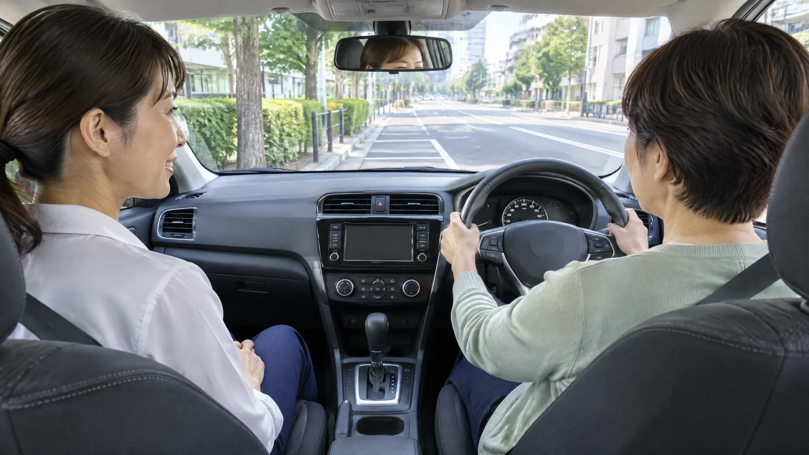 運転再開に向けて停車中の車で説明を受ける女性