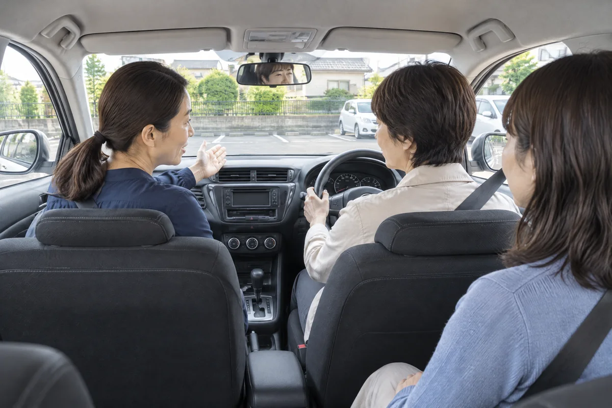 地図を使い外出の運転分担を話し合う二人の女性