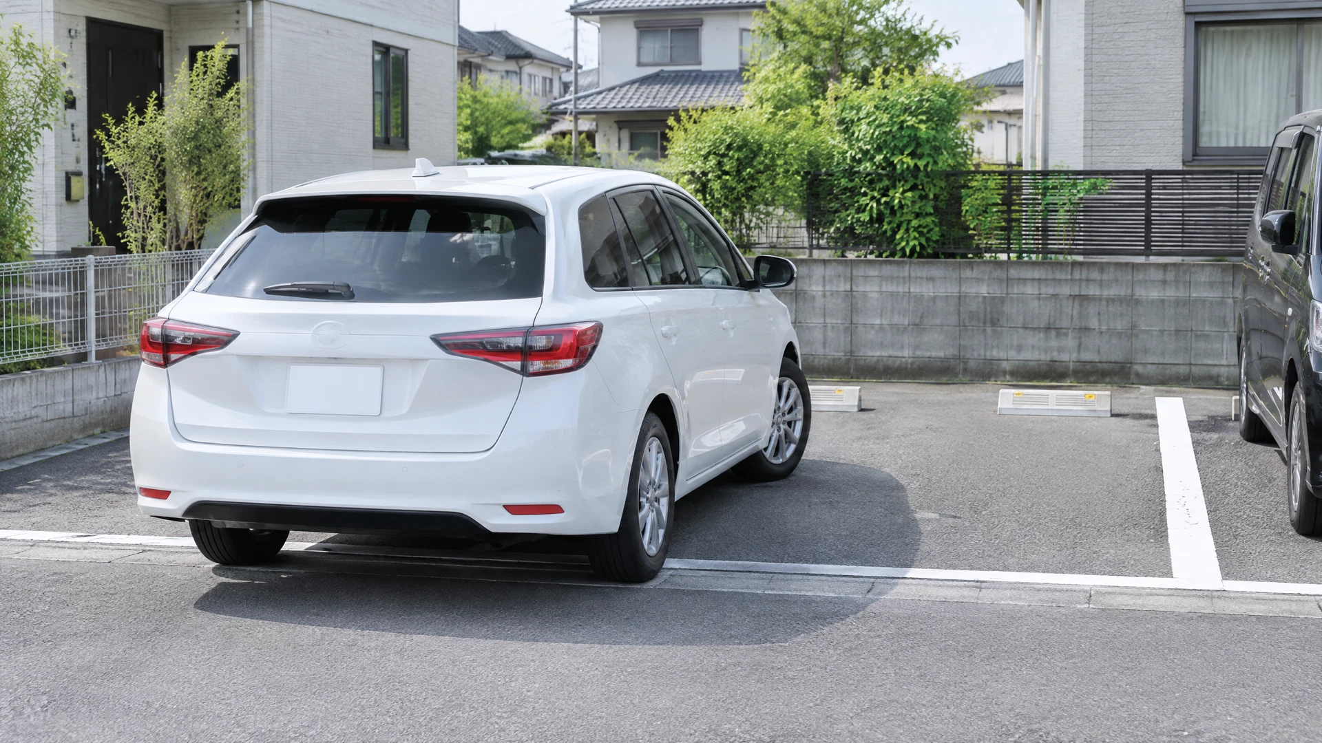 自宅駐車場でバック駐車を練習する様子