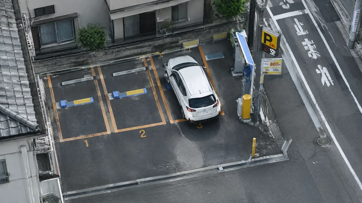 駐車が怖いを克服する。バック駐車の基本と練習方法