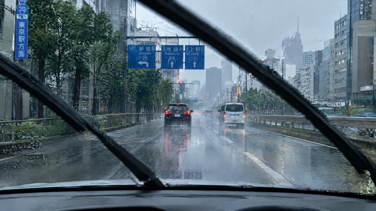 雨天時の運転。ワイパー・ライト・車間距離の基本