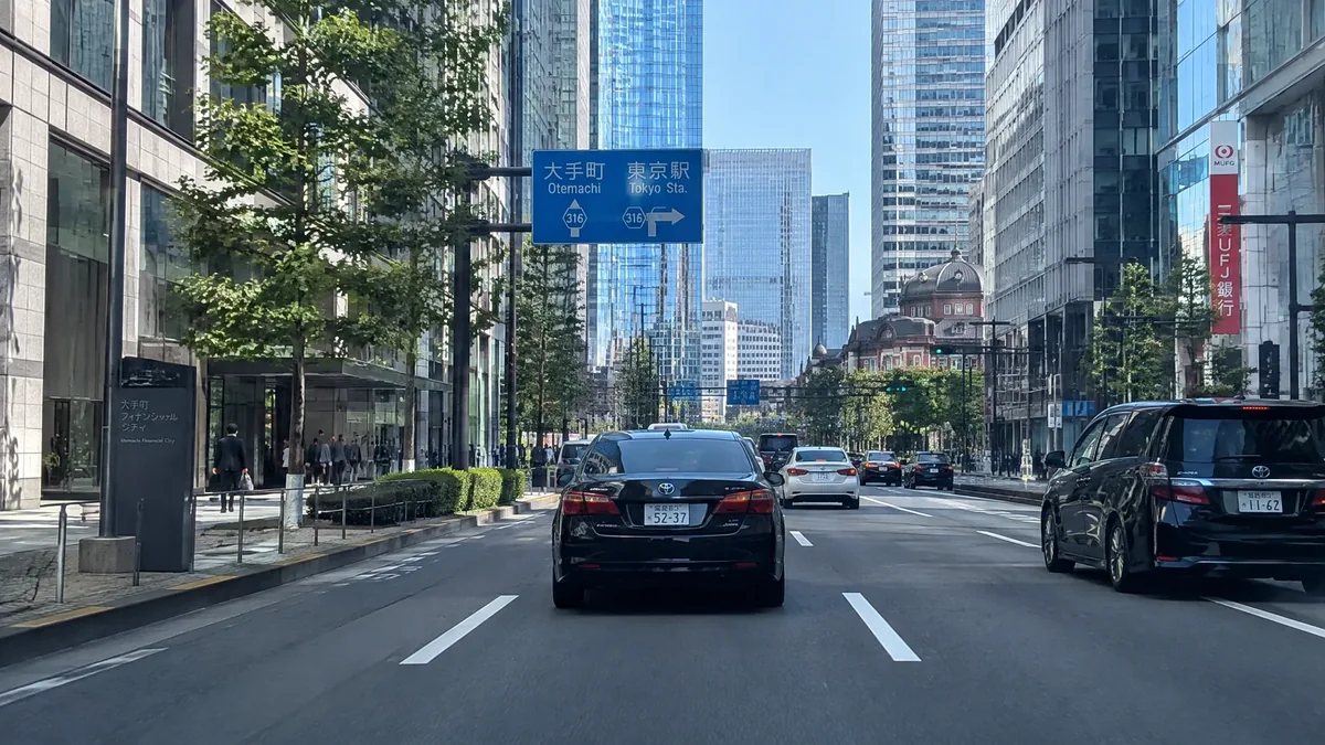 はじめての都心ドライブ。少しのコツで、東京の運転はもっとやさしくなる。