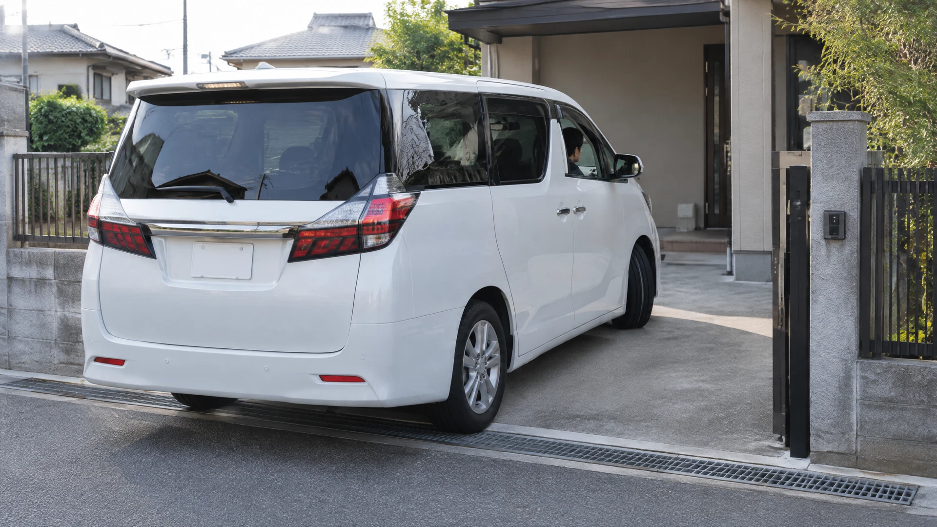 自宅の駐車場でミニバンの車庫入れを練習する様子