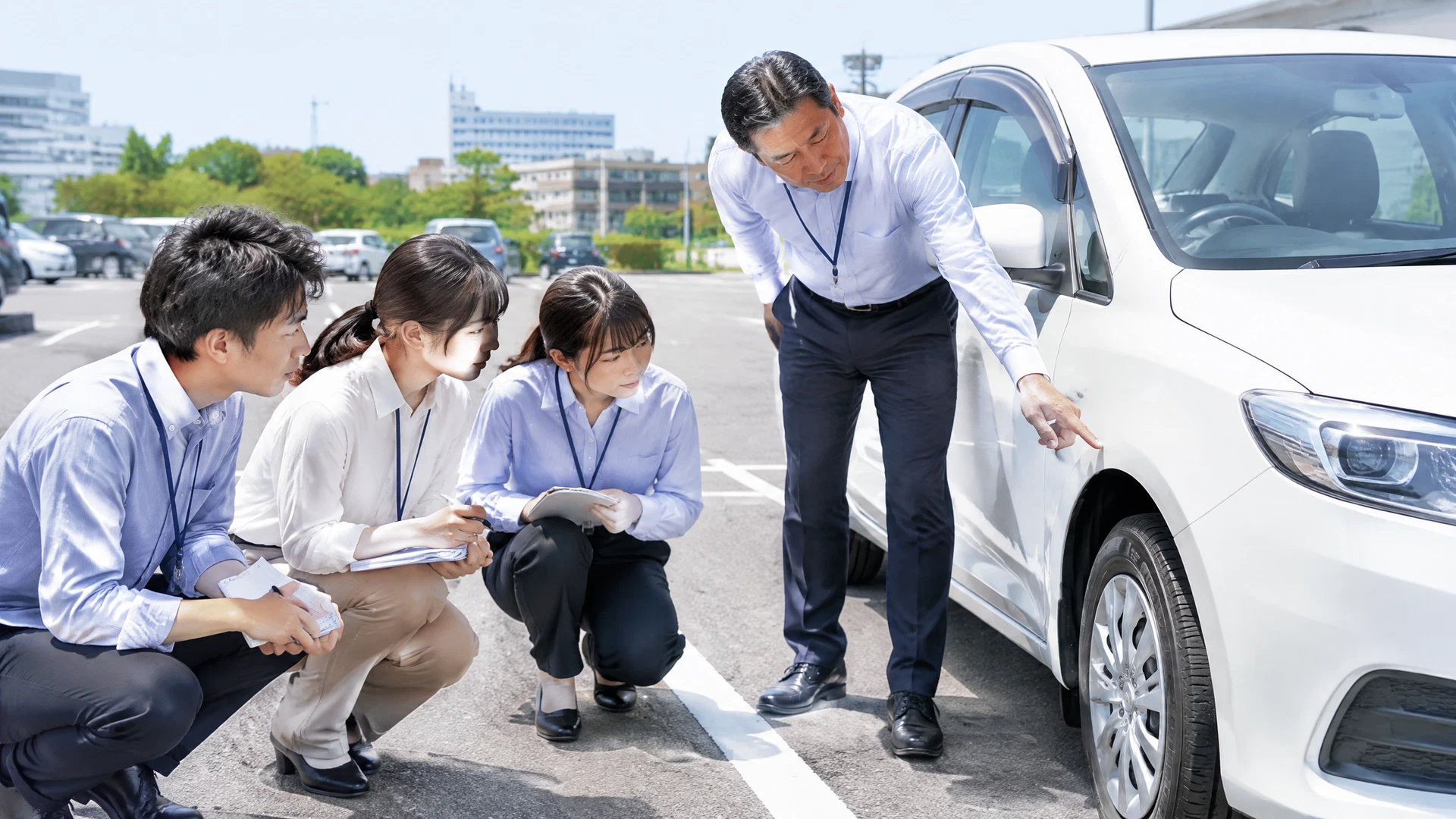 社用車の日常点検を学ぶ新入社員