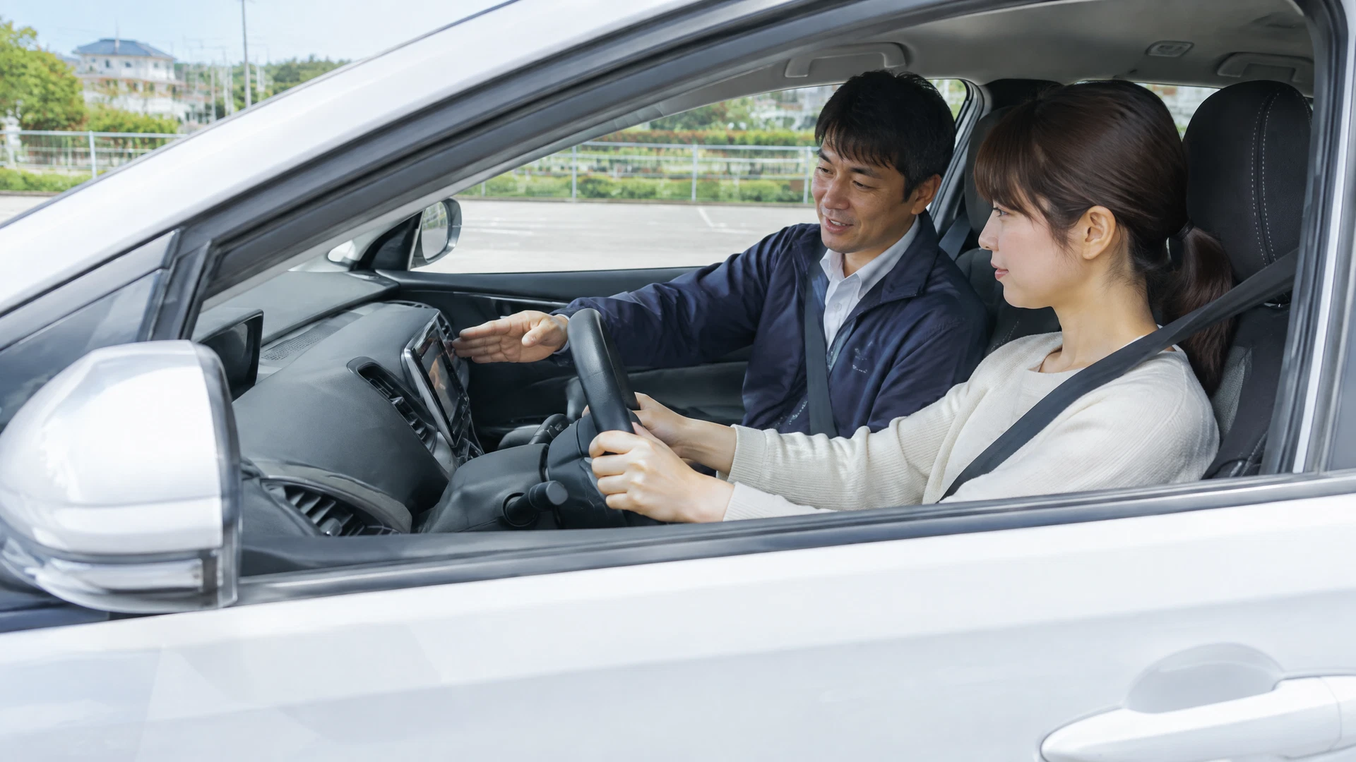 プリウスの車内で操作説明を受ける受講者