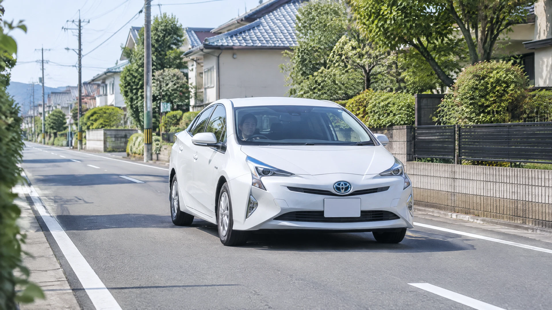 白いプリウスで住宅街の運転を練習する様子