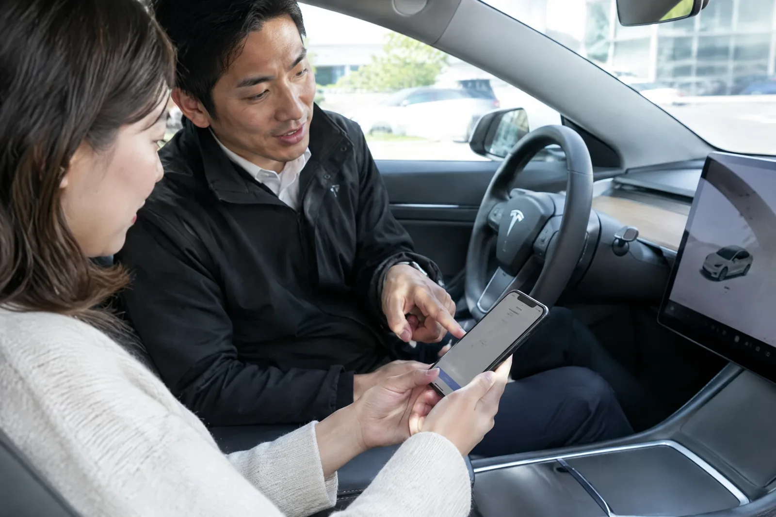 テスラのアプリ接続を停車場所で確認する生成イメージ