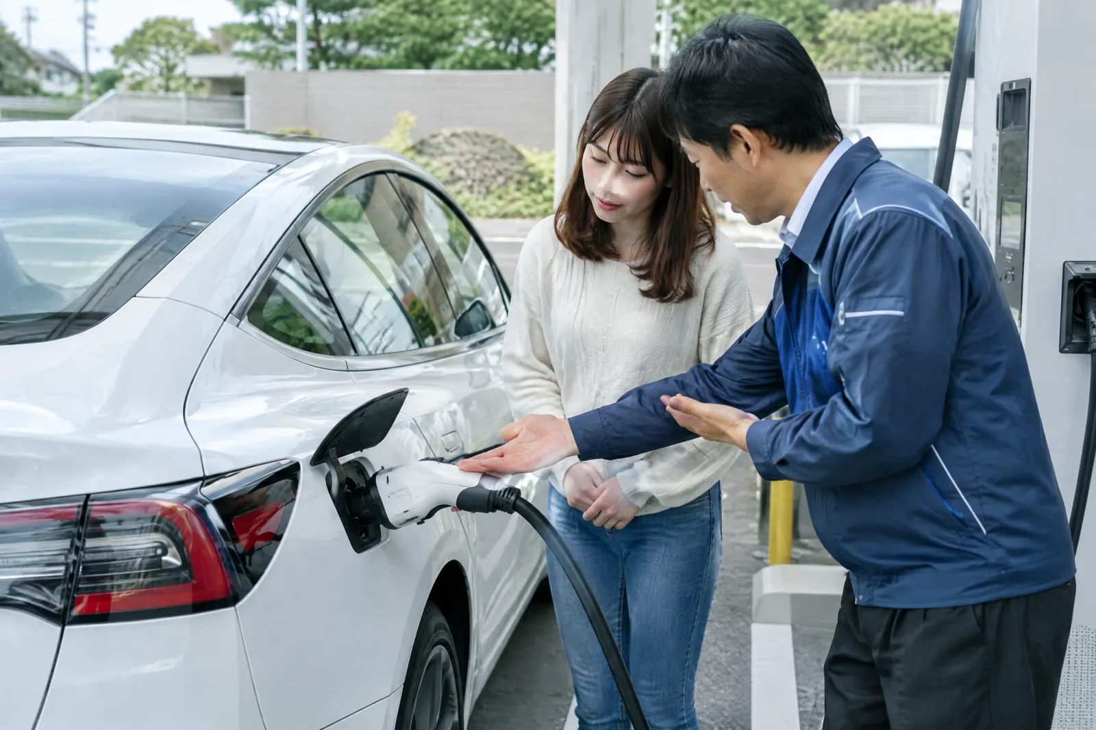 日本の充電スペースで接続方法を確認する生成イメージ
