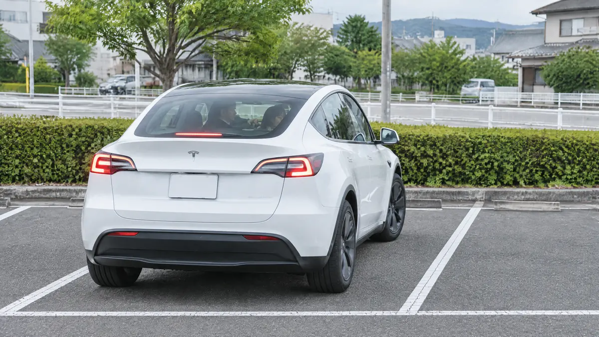 白いModel Yと白線の駐車枠の関係を確認する生成イメージ