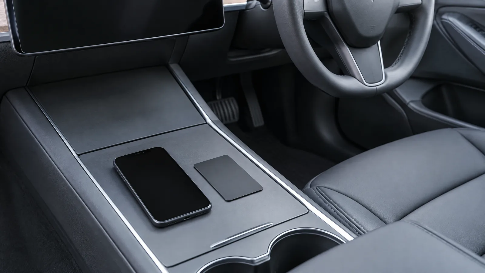 停車したテスラの車内にスマートフォンと予備キーカードを用意した生成イメージ