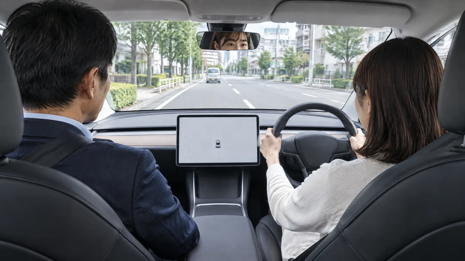 右ハンドルのModel 3で前方を見ながら加減速を練習する生成イメージ