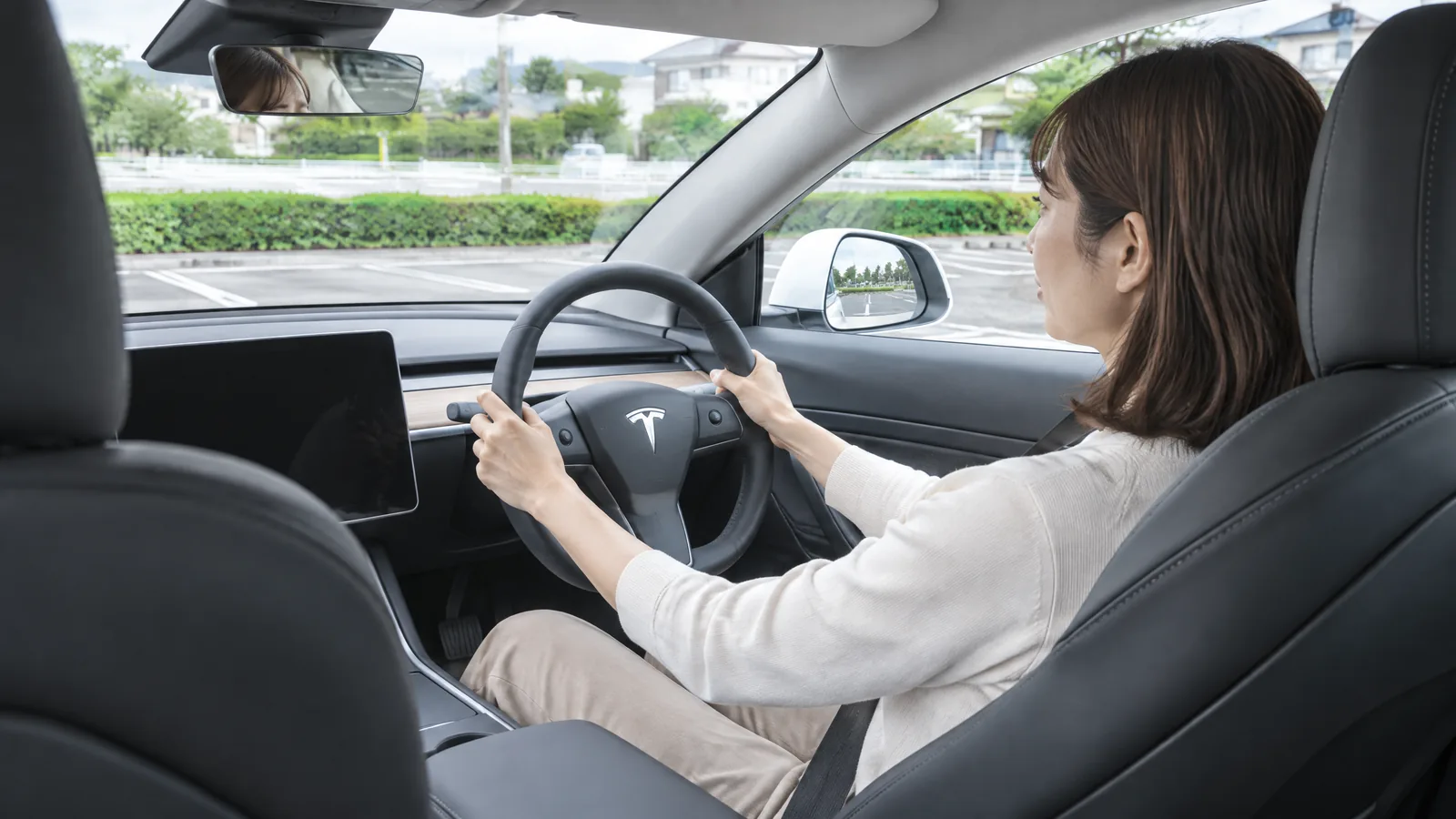 右ハンドルのModel 3で運転姿勢とミラーを確認する生成イメージ