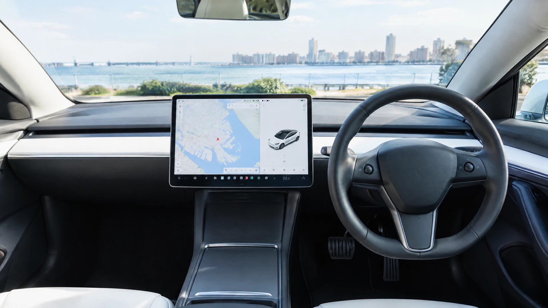 テスラ Model 3の右ハンドル運転席と中央ディスプレイ