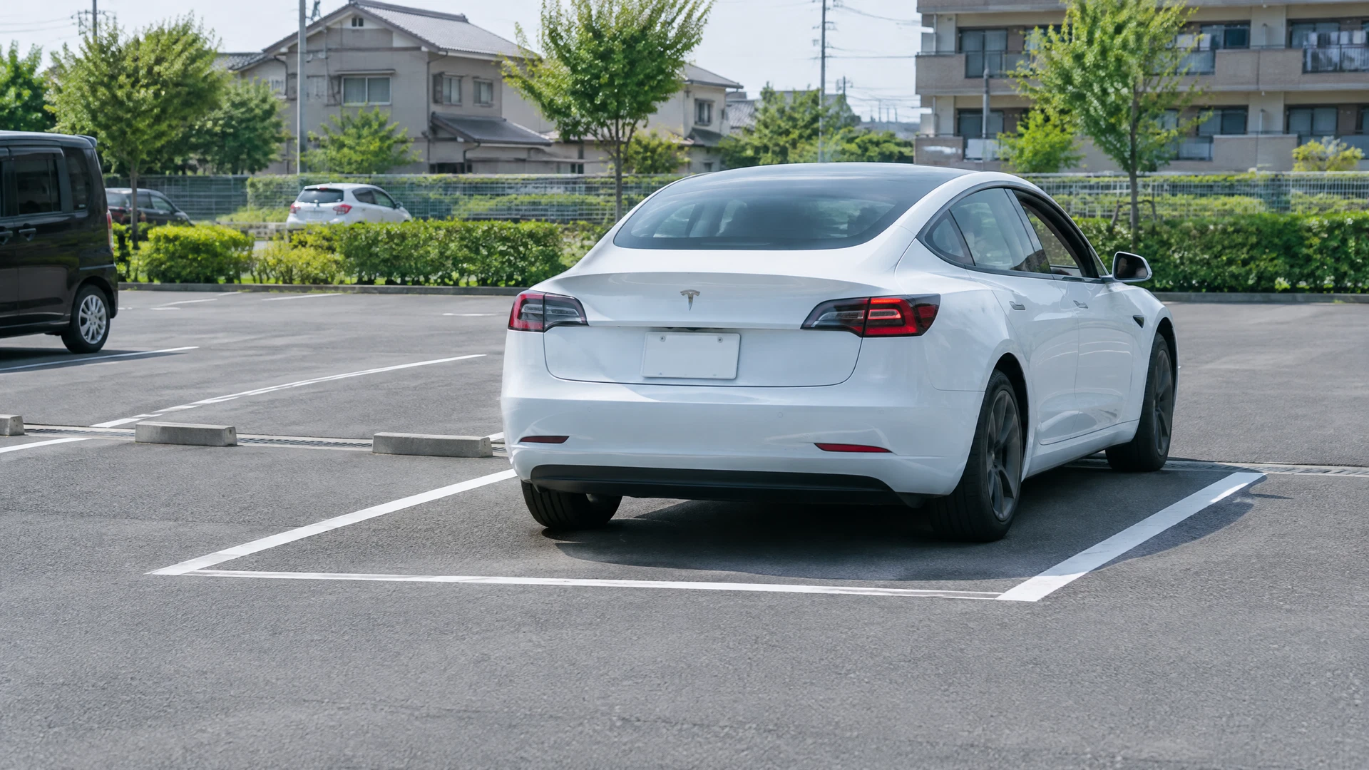 テスラ Model 3でバック駐車を練習する様子