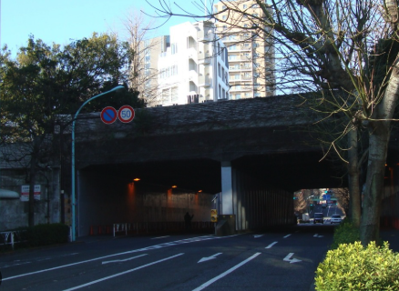 千駄木トンネル入口に差し掛かる道路風景 ペーパードライバー講習で走行する難所