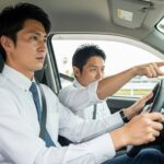 新宿区西新宿の狭い住宅街でインストラクターと受講生が左側間隔を確認しながら走行レッスンを行っている様子