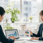 オフィスでマーケティングデータを分析する男女。ハートフルドライビングが提供するペーパードライバー講習事業者向けマーケティング支援サービスの打ち合わせ風景。
