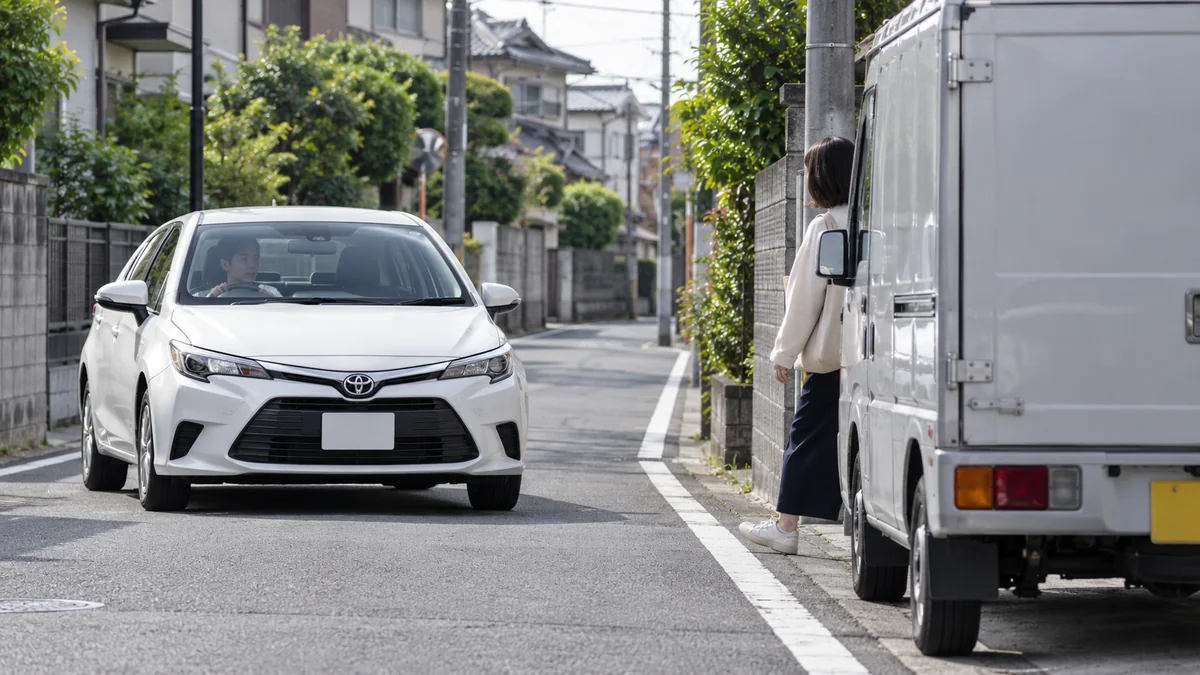 30km/hでも速すぎる場面：駐車車両の陰など、見えない場所を予測して減速する（生成したイメージ画像）