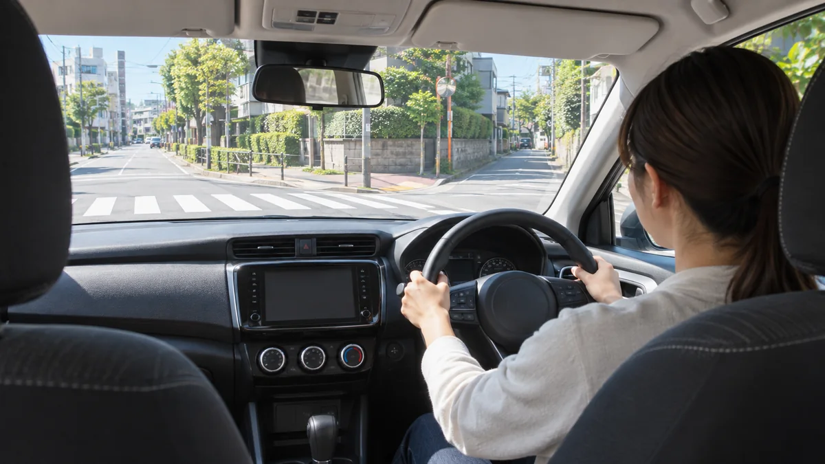 生活道路を走るための具体的な運転手順：交差点と横断歩道の手前で、確認できる時間をつくる（生成したイメージ画像）